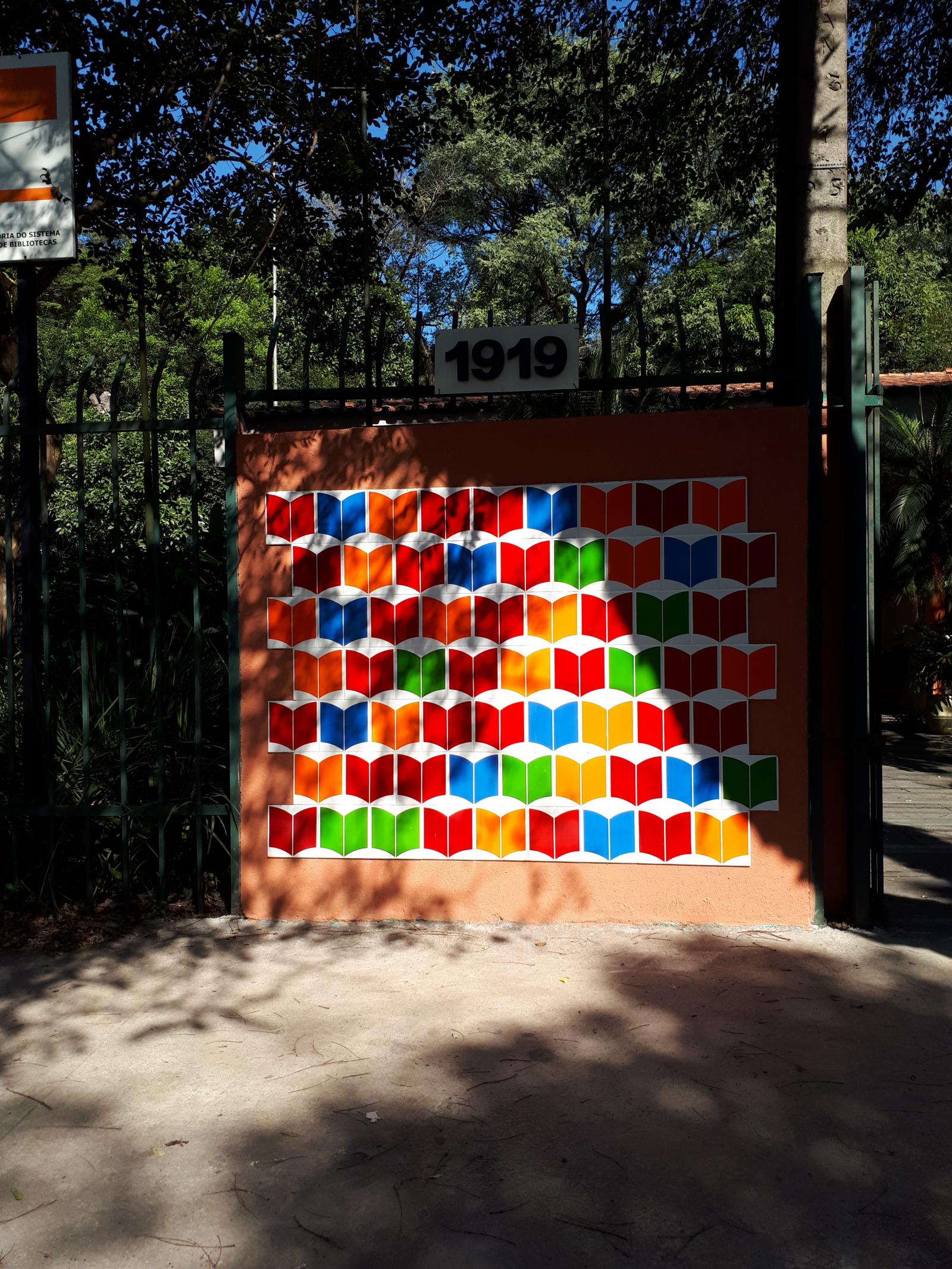 Colorindo a leitura com azulejos
