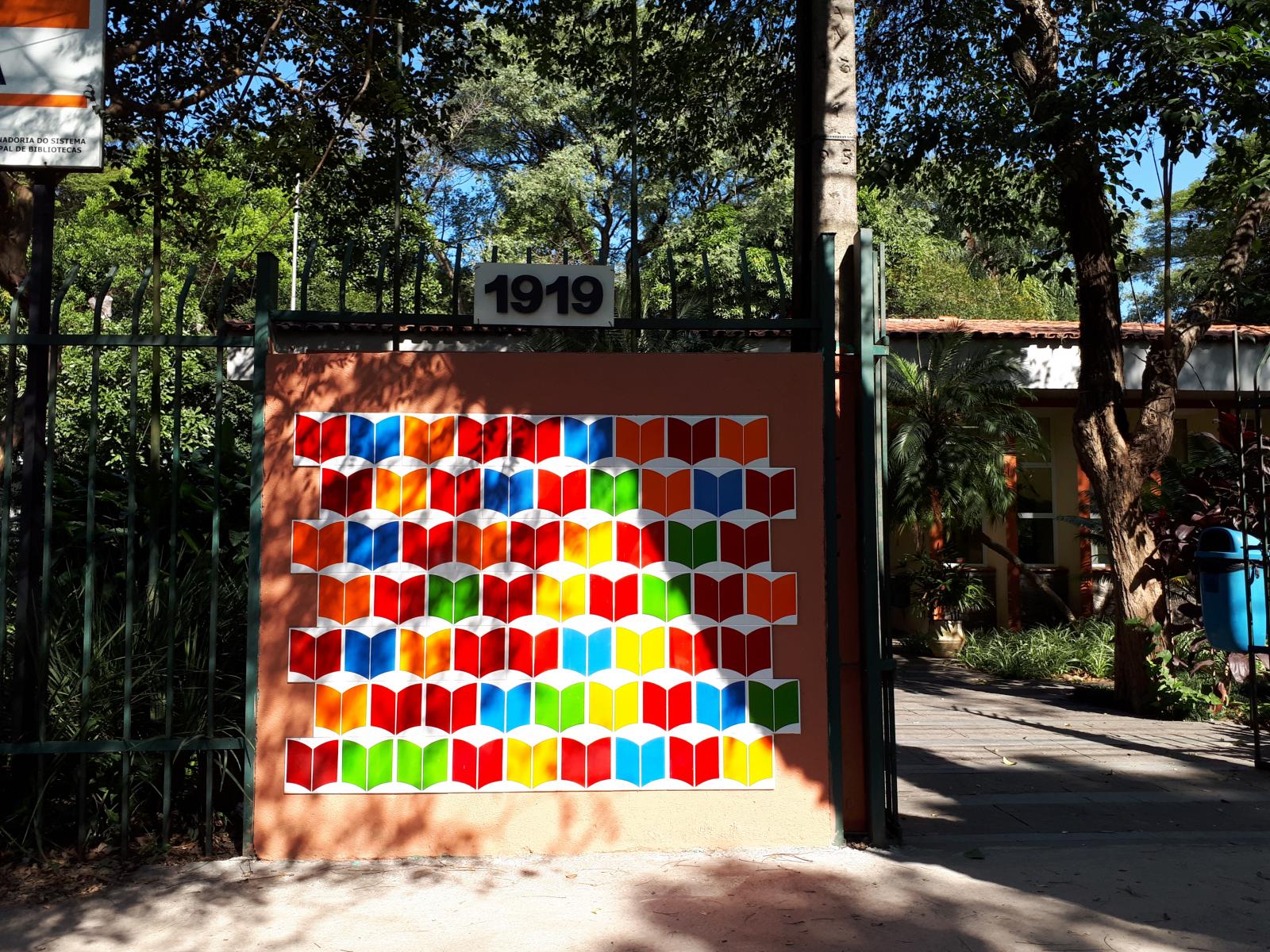 Colorindo a leitura com azulejos